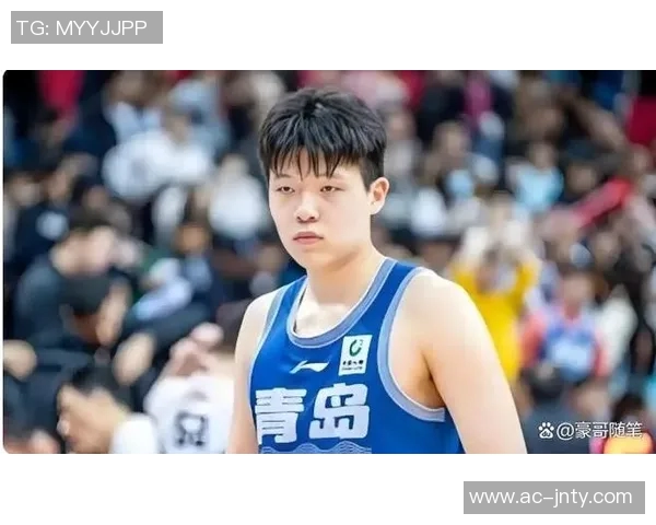 裁判赞赏杨瀚森表现出色赛后竖大拇指传递认可与鼓励 裁判赞赏杨瀚森表现出色赛后竖大拇指传递认可与鼓励